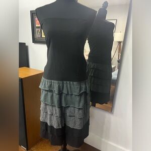 Two in one!!! Dress or skirt? You choose! Great for travel. Size M.